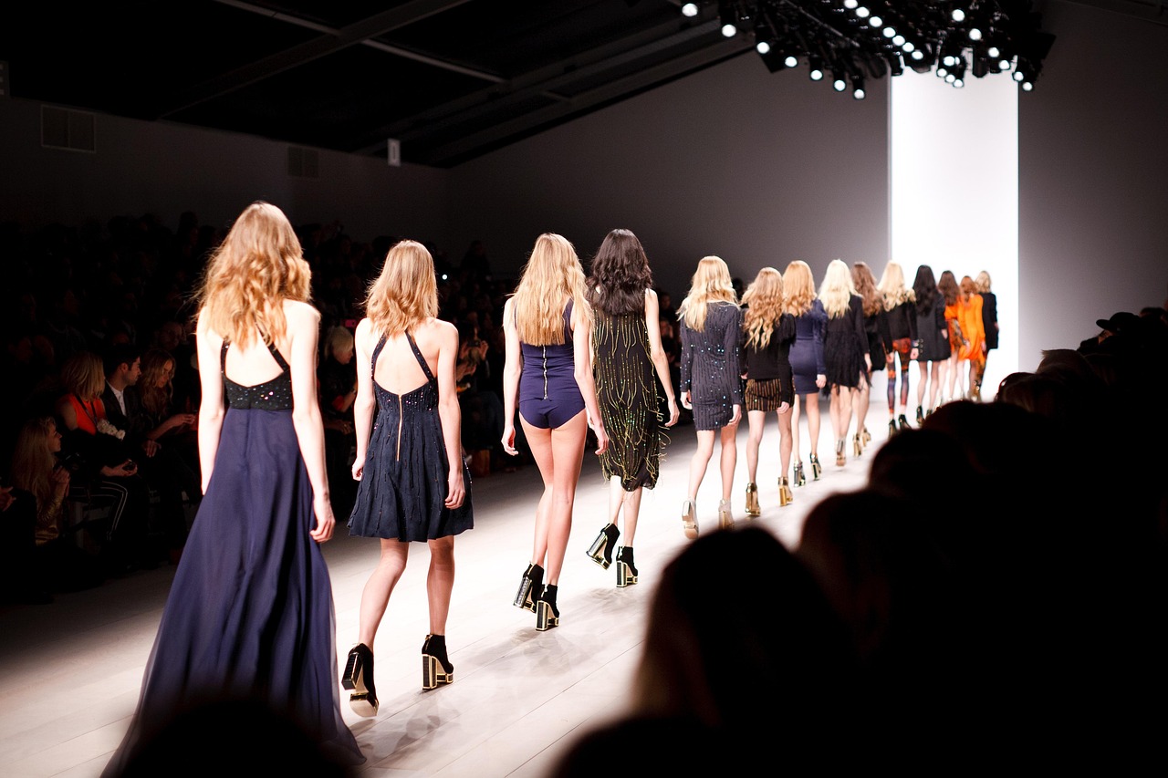 entdecken sie die inspirierende welt der modedesigner, die kreative visionen in atemberaubende kollektionen verwandeln. von haute couture bis streetwear – erleben sie die neuesten trends und innovativen designs der modebranche.