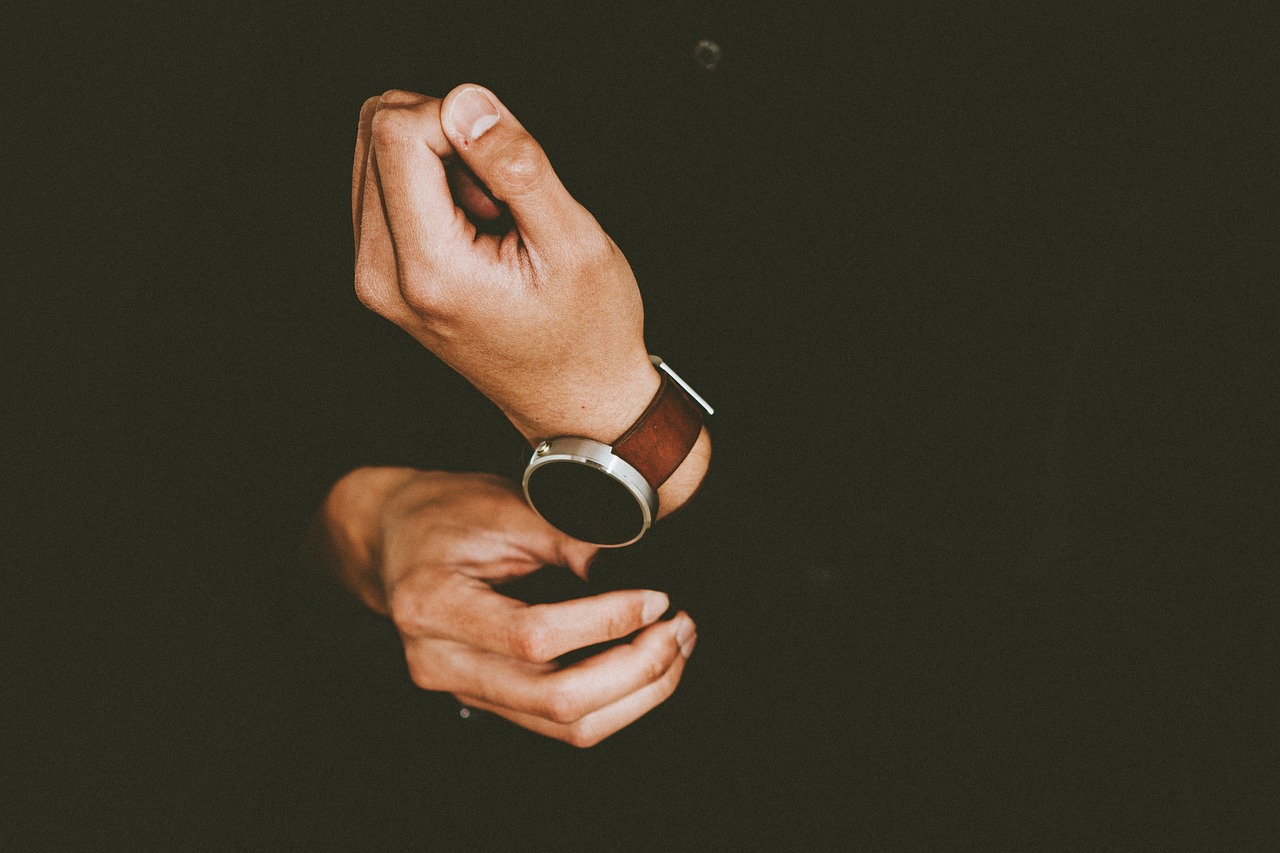 entdecken sie unsere vielfältige kollektion von modeaccessoires, die jedem outfit das gewisse etwas verleihen. von eleganten schals bis hin zu trendigen schmuckstücken – für jeden stil ist etwas dabei!