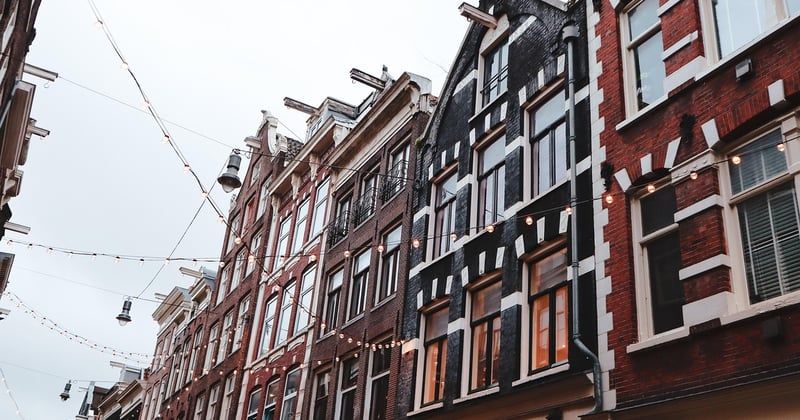 Amsterdam im Winter: Magische Kanäle, gemütliche Cafés & verborgene Schätze